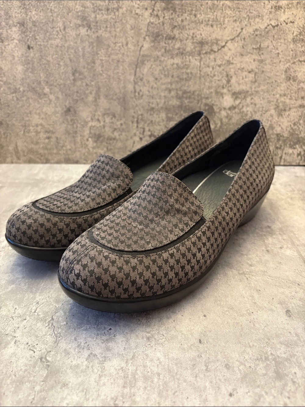Dansko women’s Houndstooth Slip-On Loafers in gray & black size 42 (10-11 US)